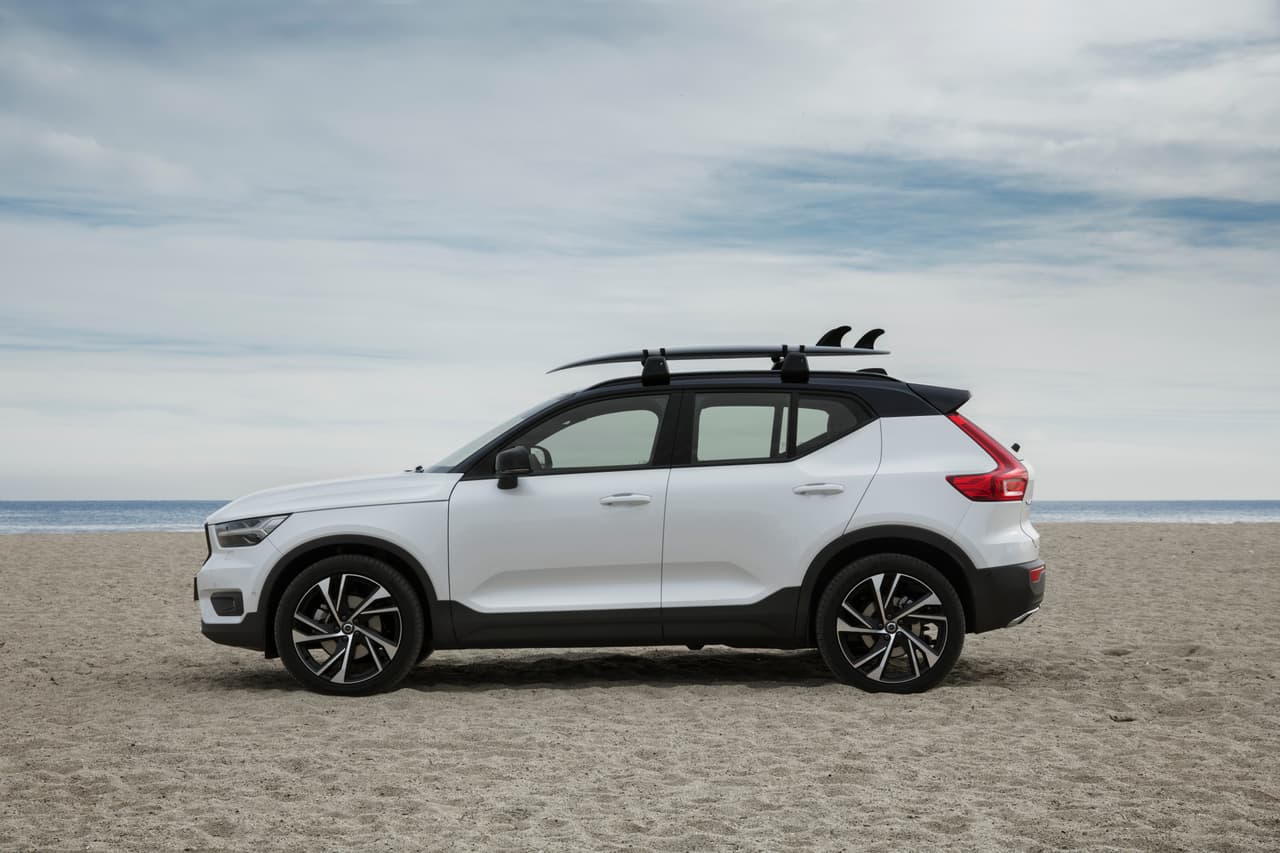 Esta imagen para medios de la Volvo XC40 muestra una actividad que pocas de están camionetas hará, la mayoría de ellas veran uso de ciudad.