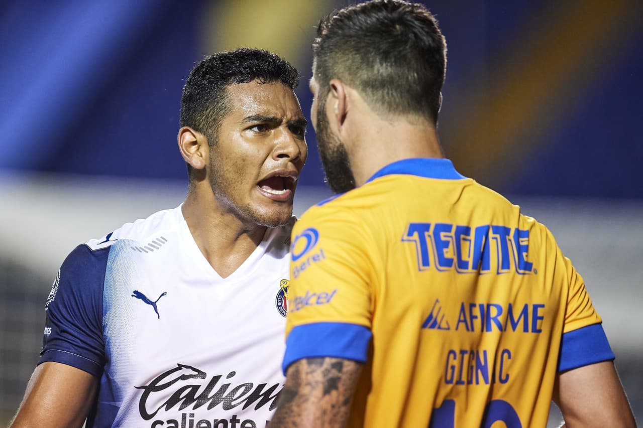 'Tiba' Sepúlveda enfrentando a Gignac