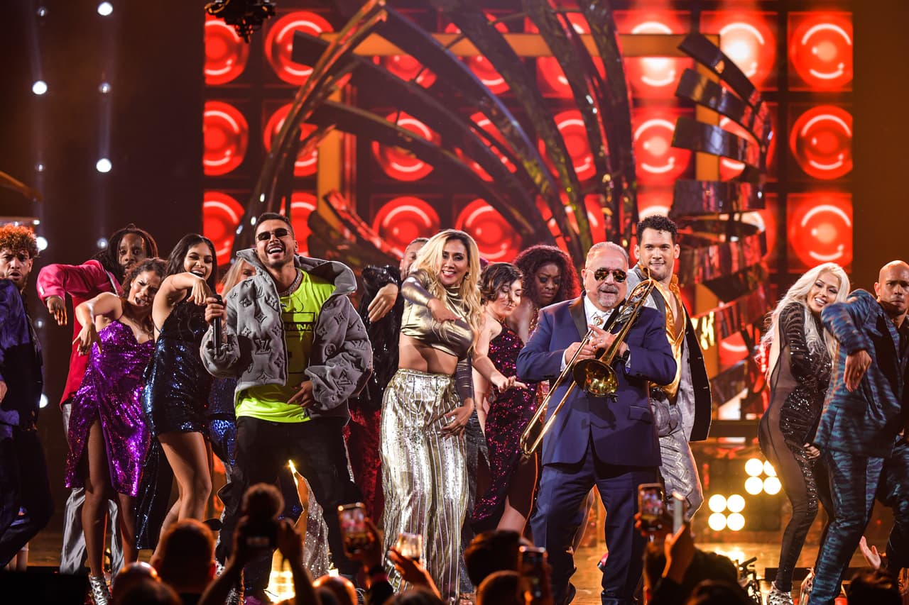 En algún momento, Colón coreó algunas líneas de 'Talento de televisión': "No tiene talento pero es muy buena moza y unas caderas que son peligrosas". Con esta colaboración dio por concluida la festiva noche latina de Premio Lo Nuestro.