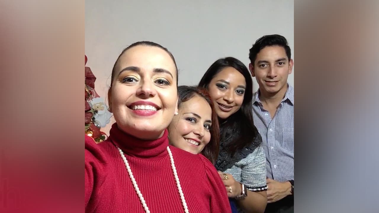 Leslie Enriquez, productora de Noticias 45 Edición Nocturna, con sus hermanos Jocelyn, Julieta y Javier.