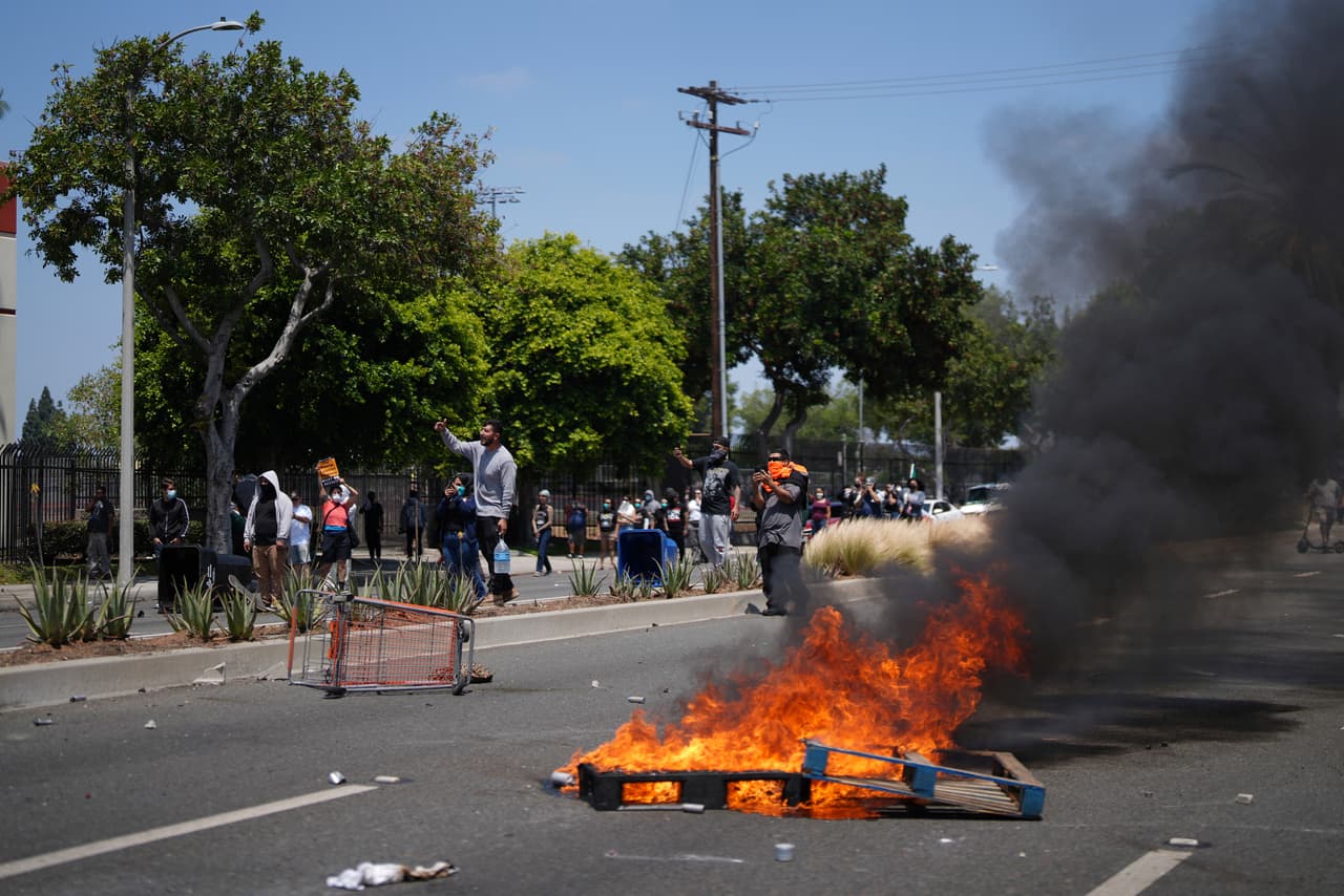 Los agentes federales portaban chalecos identificados con siglas de
<b>FBI</b>,
<b>ICE</b> y
<b>HSI</b>, y utilizaron cintas amarillas para restringir el paso en las zonas intervenidas.
<br>
<br>Videos captados por testigos muestran a los detenidos con las manos atadas siendo conducidos a camionetas blancas mientras los manifestantes gritaban desde la acera.
<br>
<br>(AP Photo/Eric Thayer)