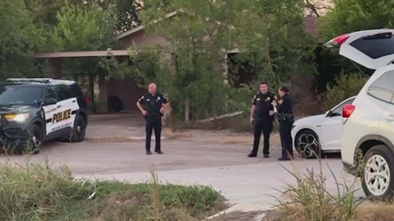 Decenas de personas escapan de un camión de 18 ruedas en un área industrial en San Antonio