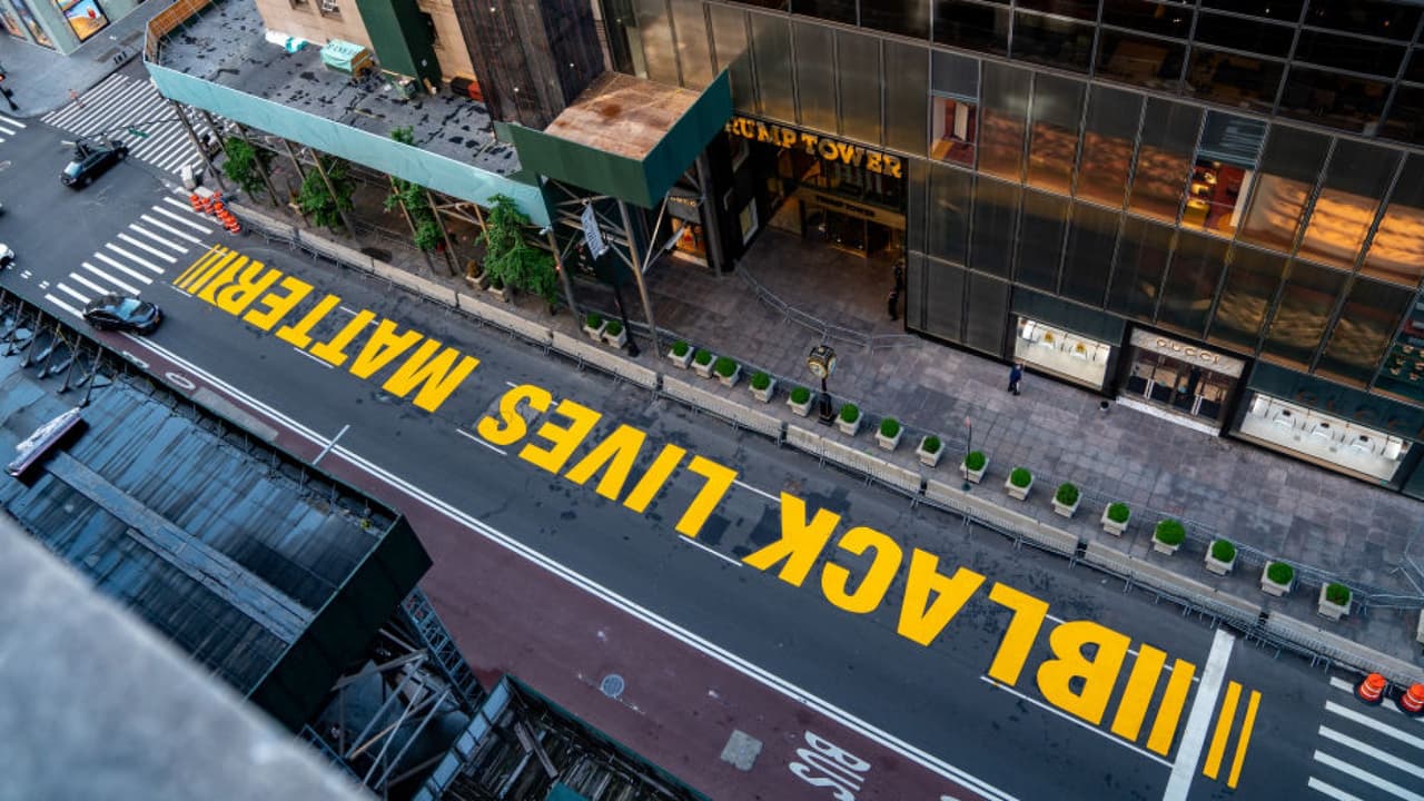 Mural de Black Lives Matter frente a la Torre Trump es vandalizado por tercera vez esta semana 