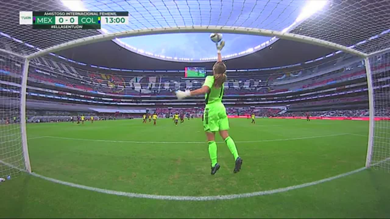 ¡Se salva Colombia! Disparo de Caro Jaramillo que pega en el metal