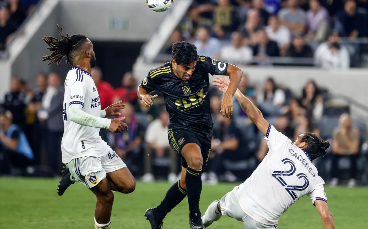 Carlos Vela disputó 78 minutos del Clásico del Tráfico y dio una asistencia.