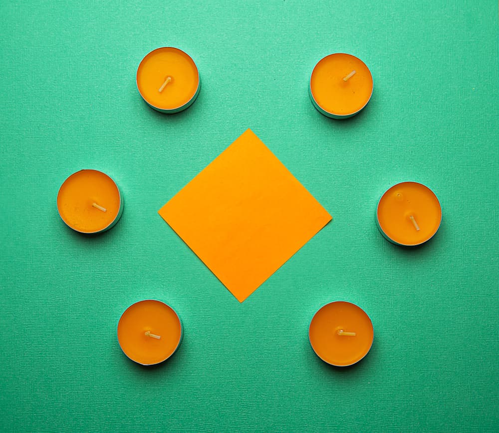 Llamando la energía del Sol, la vela naranja puede usarse también para cuando necesites inspiración, creatividad, crecimiento. Es perfecta para cuando requieres terminar un proyecto, o un llamado a la acción tras la inercia, la rutina o el aburrimiento.
<br>