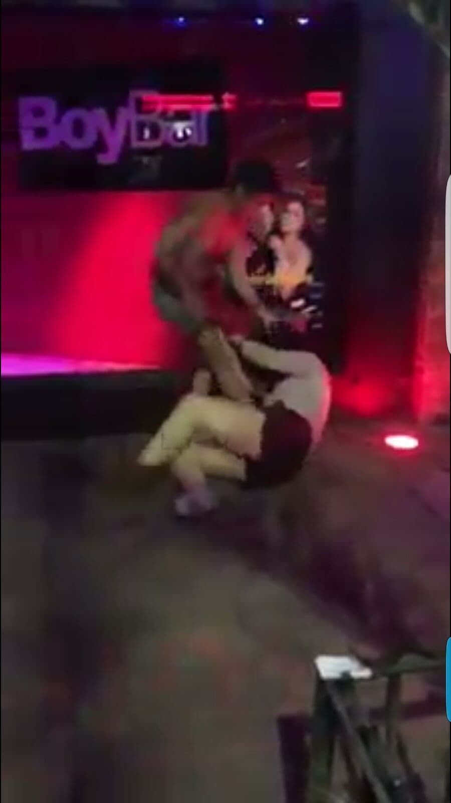 Karen y su amigo Alexis explicaron que les aventaron botellas y hasta una mesa, desatando una pelea en el interior del 'Boy Bar' en la zona rosa de la Ciudad de México.