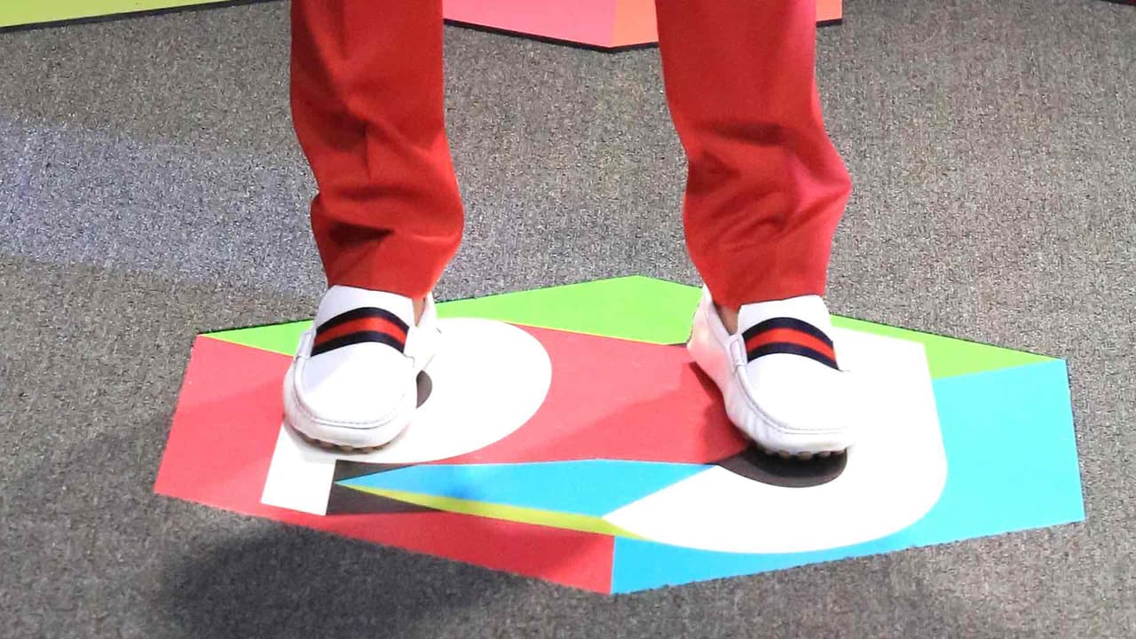 Sus zapatos son Gucci.