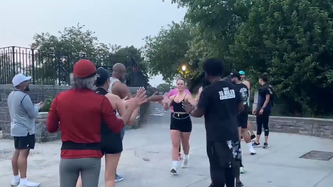 Hispanos crean grupo de apoyo para ejercitarse y convivir en Manhattan