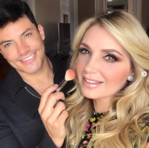 Las facciones de la actriz y ex primera dama de México, 
<b>Angélica Rivera</b>, igual se han visto potenciadas gracias a las brochas de Vico Guadarrama, quien optó por darle un look más natural.