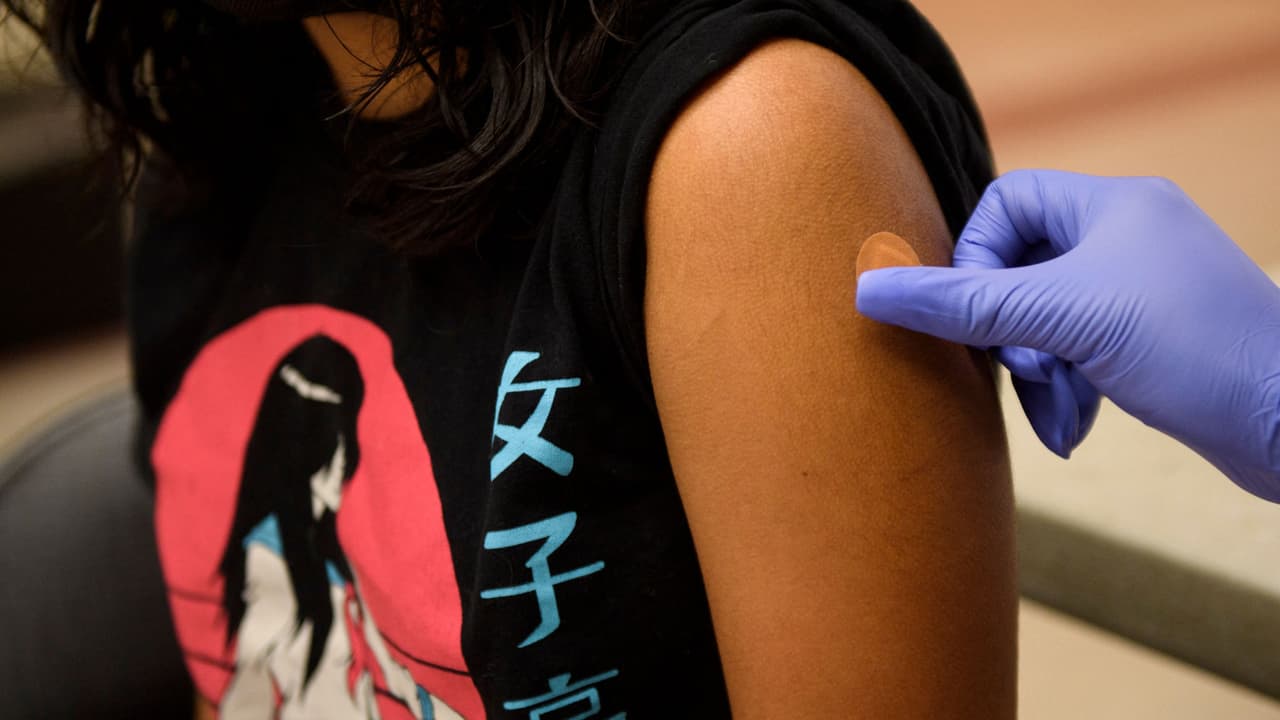 Autoridades en Los Ángeles piden a padres vacunar a menores contra el coronavirus antes del regreso a las escuelas