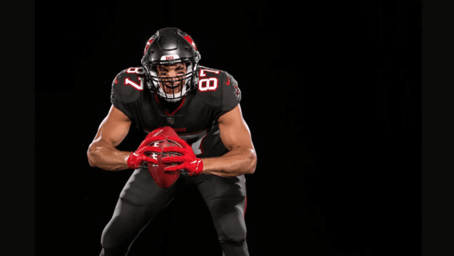 Con su número 87, así posó Rob Gownkowski con el uniforme de los Bucs por primera vez.