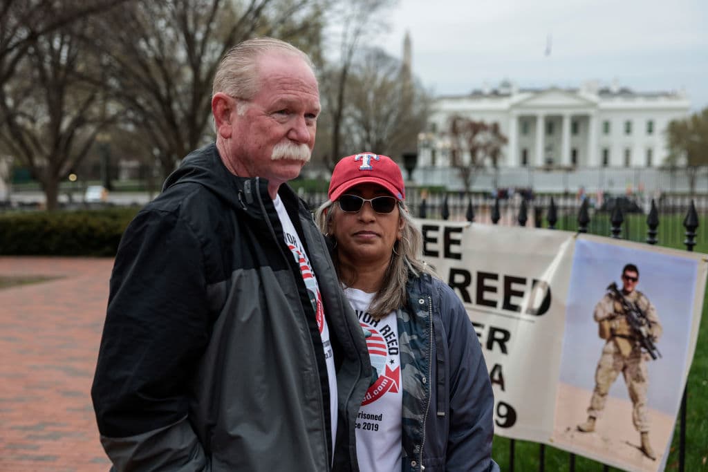 Joey Reed y Paula Reed, los padres de Trevor Reed durante una manifestación en el Parque Lafayette cerca de la Casa Blanca el 30 de marzo de 2022 en Washington, DC.