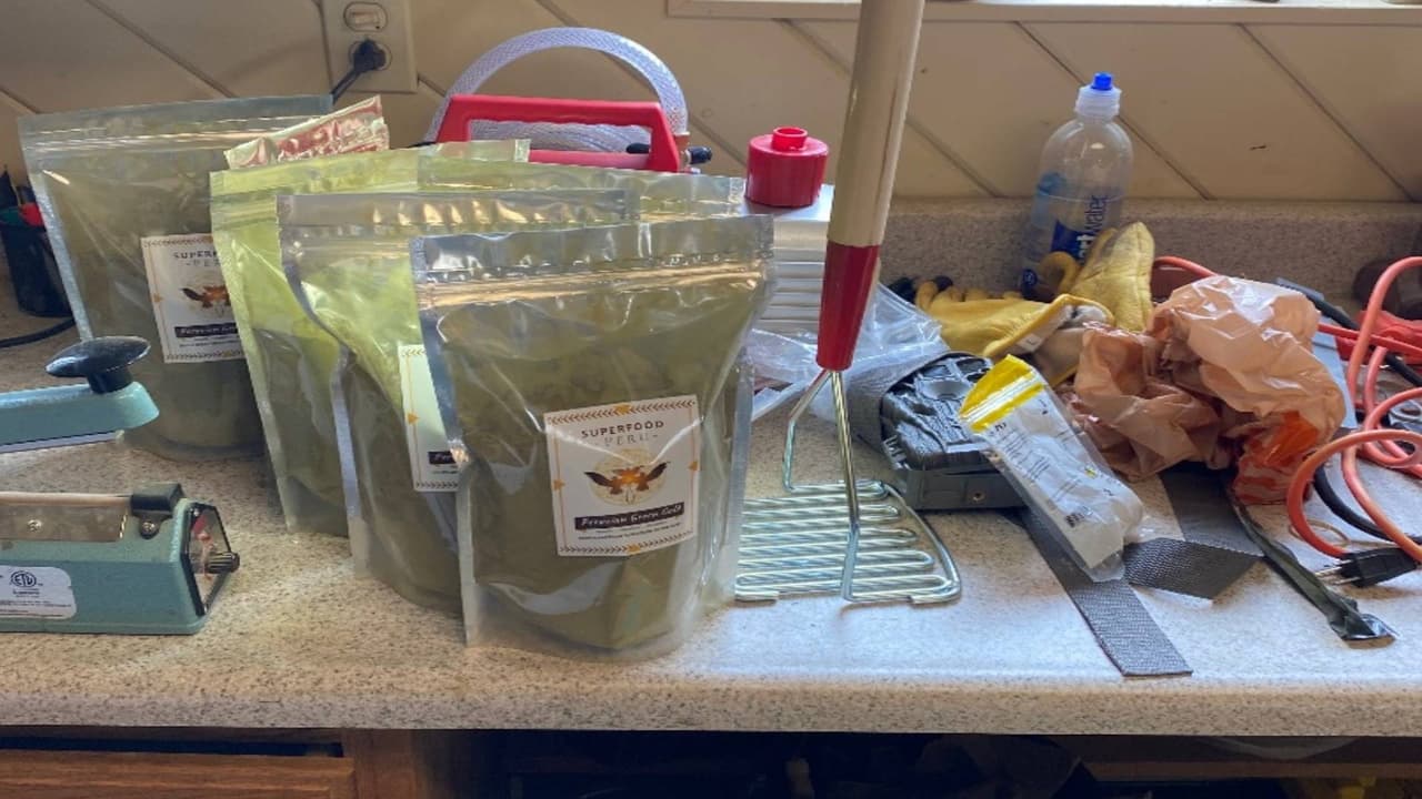 “Se encontraron muchas otras sustancias dentro de la residencia y los detectives están trabajando para identificar esas sustancias. 
<b>Los investigadores descubrieron que el sospechoso pudo haber iniciado una iglesia de nativos americanos para justificar la venta de drogas psicodélicas</b>”, indica la 
<a href="https://www.facebook.com/YavapaiCountySheriff/posts/2783145141928668" target="_blank">Oficina del Sheriff del condado de Yavapai</a>. 
<br>