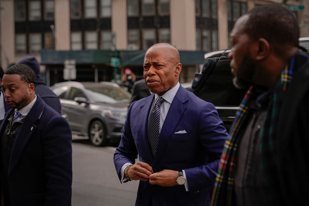 El alcalde de Nueva York, Eric Adams, compareció hoy ante el juez Dale E. Ho para discutir la solicitud del Departamento de Justicia de retirar los cargos de corrupción en su contra.