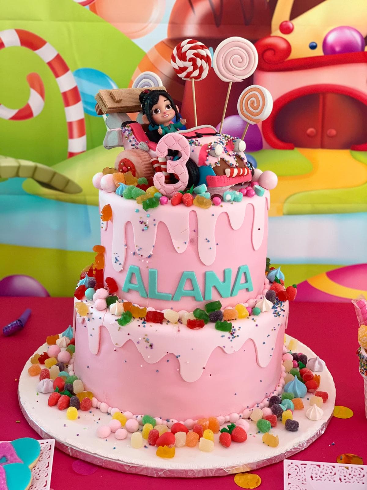 En la celebración no podía faltar el tradicional pastel con temática de ‘Wreck-It Ralph’ donde destaca un fantástico mundo de dulces y el travieso personaje de Vanellope Von Schweetz.