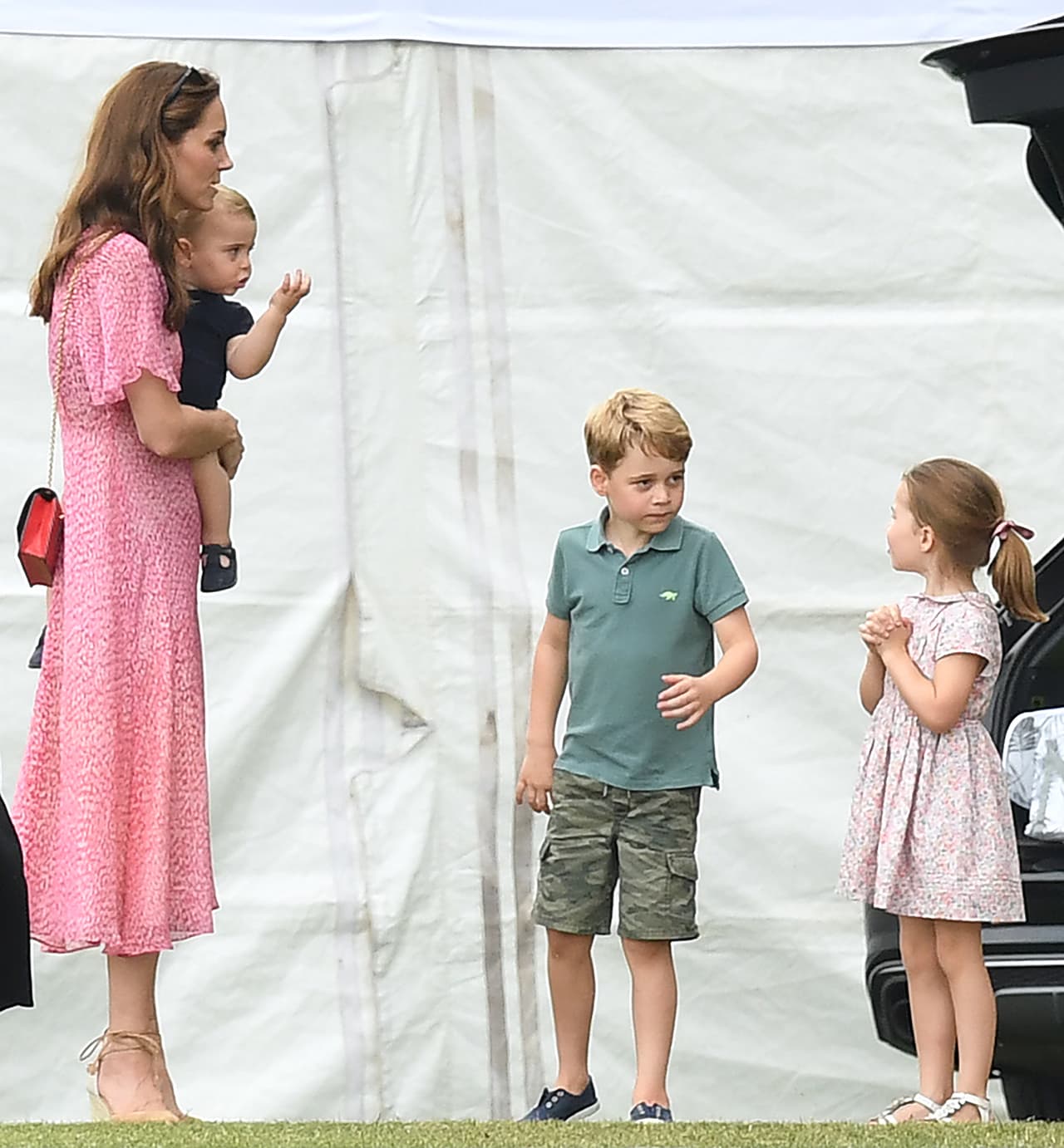 <b><a href="https://www.univision.com/temas/kate-middleton" target="_blank">Kate Middleton</a></b> también llevó al evento a sus tres hijos, George, Charlotte y Louis, para apoyar a su padre y a su tío en el juego benéfico en el que participaron. Los pequeños príncipes corrieron, juguetearon y hasta hicieron un improvisado pícnic durante esa tarde.