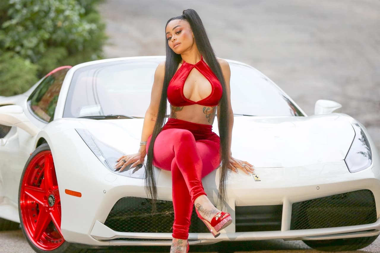 La modelo y empresaria 
<b><a href="https://www.univision.com/entretenimiento/muere-asistente-personal-de-blac-chyna-y-la-familia-quiere-demandarla">Blac Chyna</a></b> tiene un nuevo amor con quien pasear en su 
<b><a href="https://www.univision.com/noticias/autos-y-famosos/blac-chyna-embarazada-realiza-sesion-de-fotos-en-su-ferrari-488-spider-fotos">Ferrari 488 Spider</a>.</b>