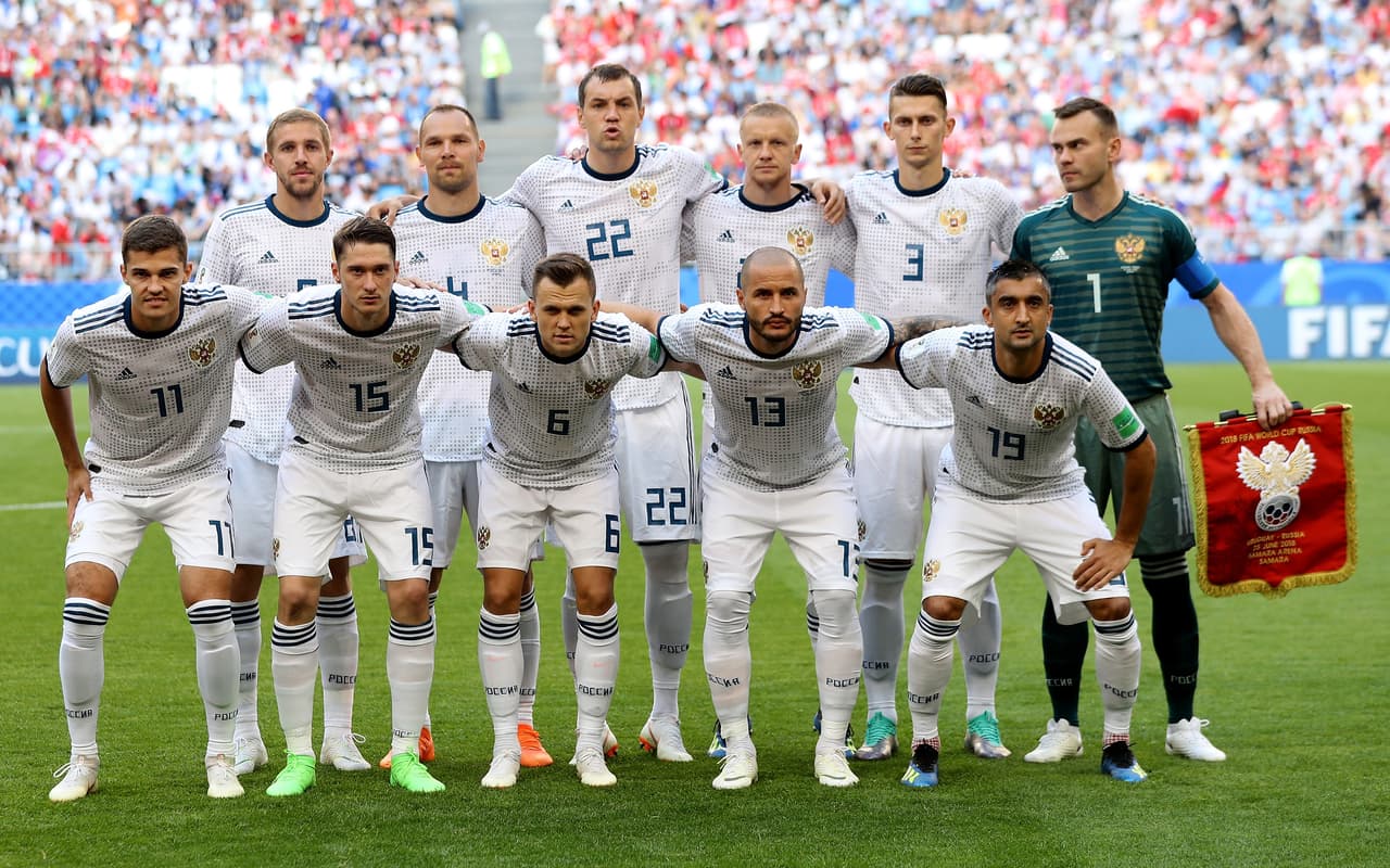 Igor Akinfeev (C), Ilya Kutepov, Sergey Ignashevich, Fedor Kudriashov, Igor Smolnikov, Denis Cheryshev, Iury Gazinsky, Roman Zabnin, Alexey Miranchuk, Alexander Samedov y Artem Dzyuba fueron los once elegidos por Stanislav Cherchesov.