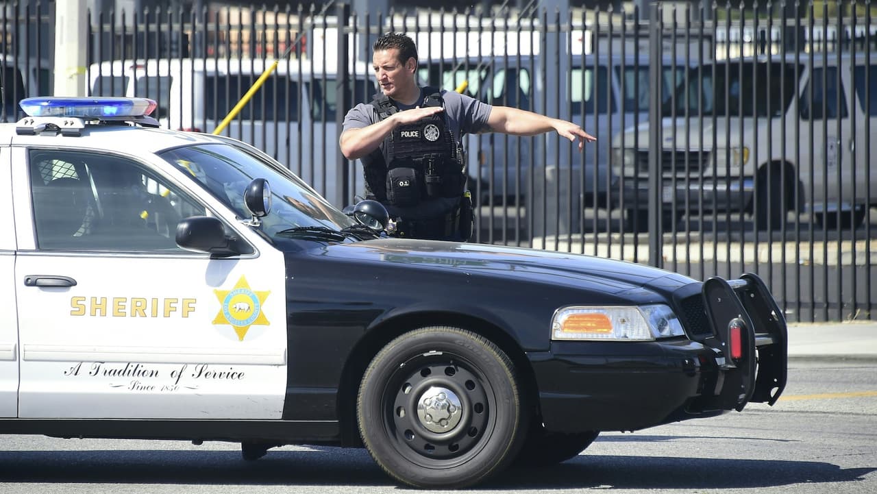 Ladrones entran a una lujosa vivienda de California y al huir tiran billetes y bolsos de diseñador en la calle