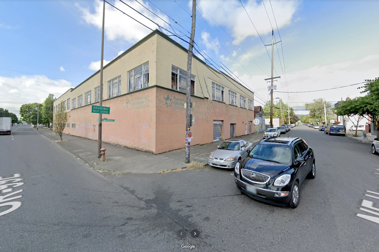 <b>Puesto 9. Portland, Oregon.</b> Vecindario delimitado entre la autopista Pacific Highway y el ferrocarril BNSF; los puentes Steel Bridge y Fremont Bridge; las calles Russel, Thompson, Hancock, NE Weidler; las avenidas NE 1, Williams Norte; y el río Willamette.
<br>
<br>
<b>Crímenes violentos previstos por año: </b>181
<br>
<br>
<b>Tasa de delitos violentos prevista: </b>210 delitos por cada 1,000 habitantes.