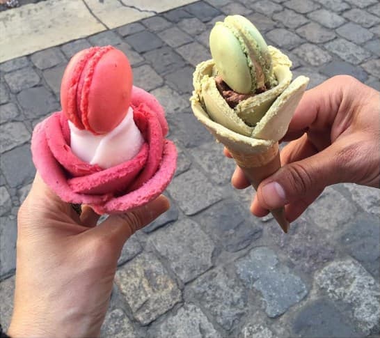 ¡Exquisiteces francesas! Preciosos conos de helado con forma de pétalos de flores.