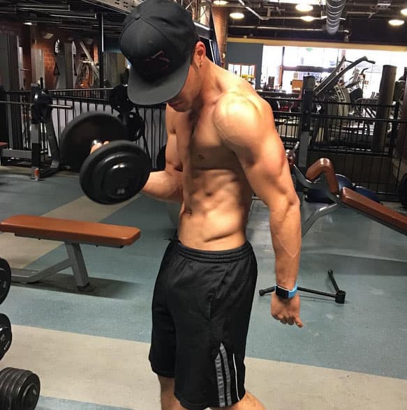 En el gym posaba sin camisa, mostrando los resultados de sus sesiones. ¡Guapo!