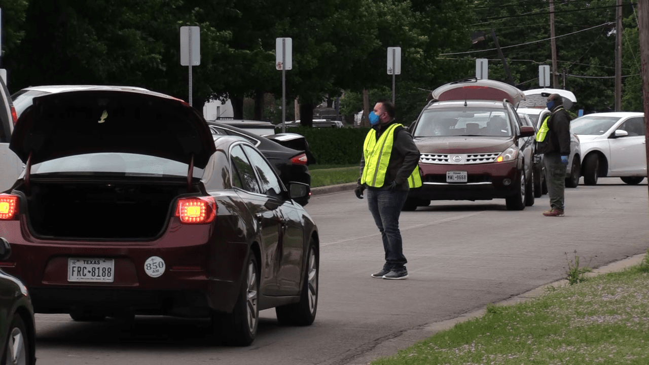 Por medio de autoservicio las familias recogieron la despensa