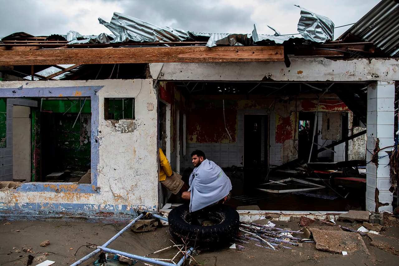 Un hombre frente a su casa fue destruida por la fuerza de los vientos de Iota, el 18 de noviembre. Hasta ahora, este huracán
<a href="https://www.univision.com/noticias/america-latina/esta-todo-bajo-agua-al-menos-38-muertos-dejan-los-deslaves-e-inundaciones-causadas-por-el-huracan-iota-en-centroamerica">ha dejado cerca de cuatro decenas de fallecidos</a>.