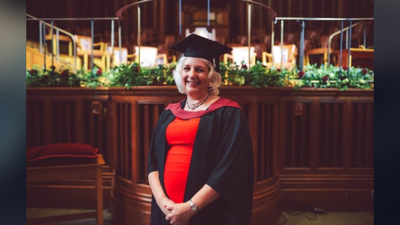 Una mujer de 53 años se gradúa de la universidad luego de superar tres tipos de cáncer en 15 meses