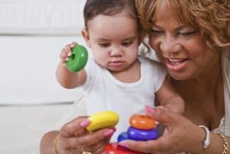 Abuelos aprenden a ser maestros de sus hijos