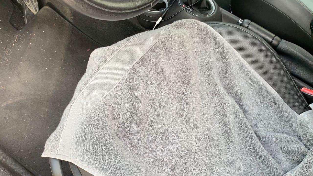 Otra opción que tienes es poner una toalla antes de sentarte en el asiento para que no te quemes.