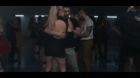 En una de sus colaboraciones recientes, con Prince Royce, Shakira mostró su talento para la bachata en el video de la canción 'Deja Vu'. Tras el éxito de la canción los cantantes publicaron 
<b><a href="http://www.univision.com/entretenimiento/shakira-y-prince-royce-hacen-video-tutorial-para-bailar-la-bachata-deja-vu">un video tutorial </a></b>para seguir sus pasos que en cuestión de horas alcanzó más de cuatro millones de reproducciones.