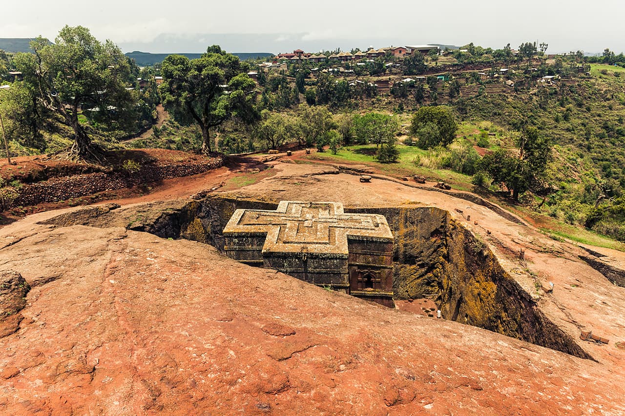 La parte superior en forma de cruz de una de las 11 iglesias de Lalibela, cinceladas en la roca de las montañas del norte de Etiopía en el siglo XII. 
<br>
<br>El Ejército de Etiopía y sus fuerzas aliadas arrebataron por segunda vez este importante lugar de peregrinaje y devoción a las fuerzas rebeldes, parte de un violento conflicto interno que estalló a finales de 2020.
<br>