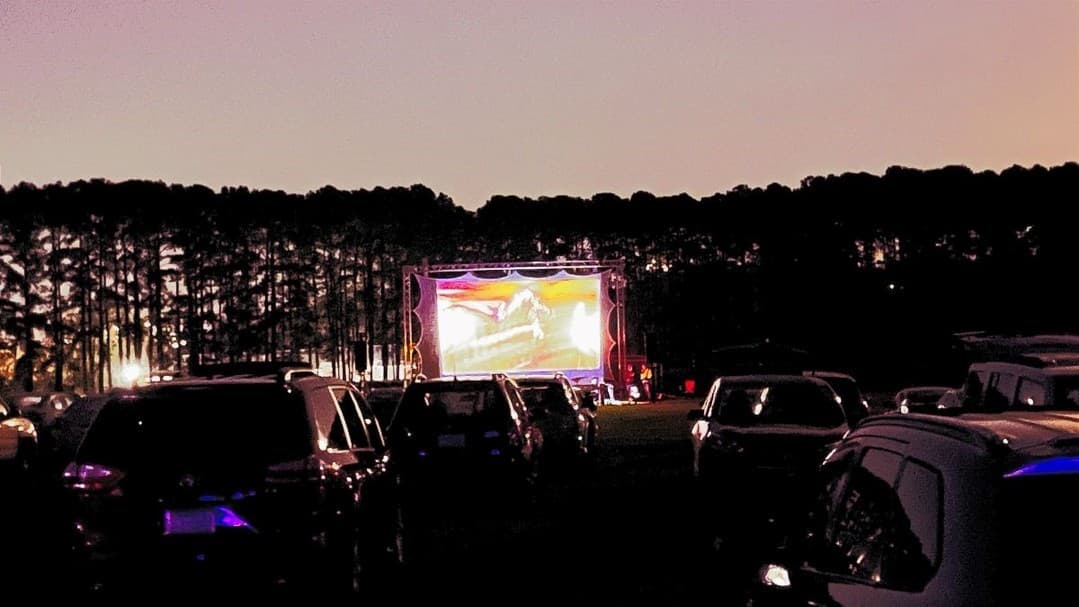 <b><a href="https://www.eventbrite.com/e/movies-at-dix-park-valentines-day-drive-in-movie-tickets-247430028877" target="_blank">Valentine’s Drive-In Movie at Dix Park (12 de febrero)</a></b>: Lleva a tu pareja al Dorothea Dix Park, el sábado 12 de febrero, y vivan u
<b>na experiencia de autocinema especial </b>bajo las estrellas. La película proyectada será la comedia romántica 'The Big Sick'.