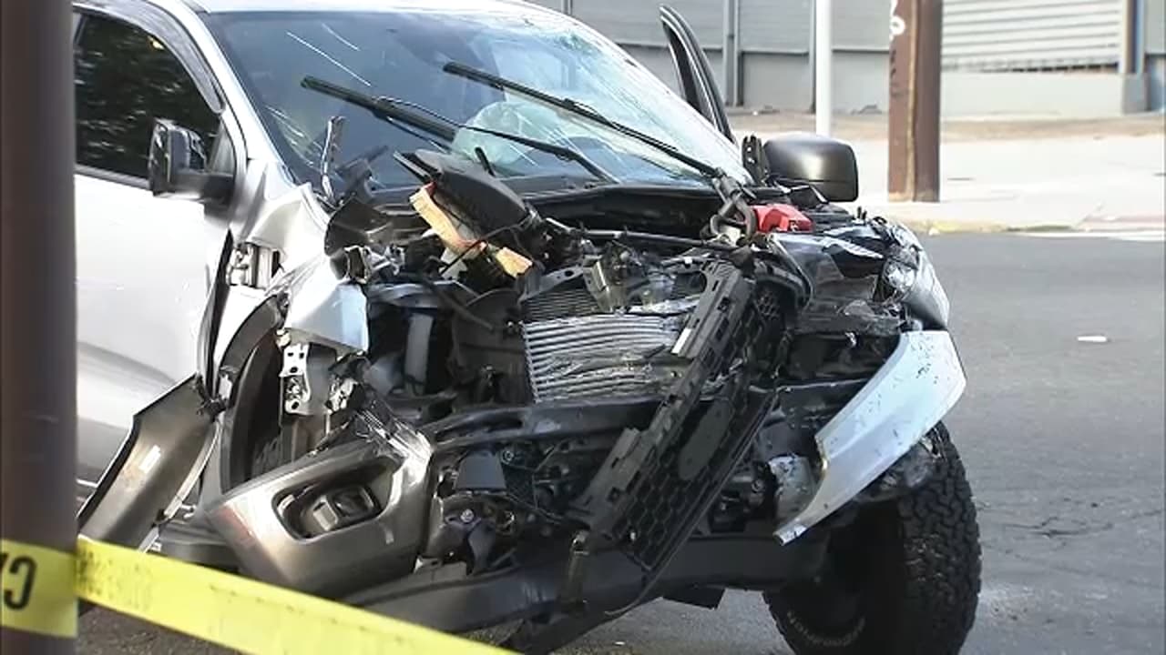 El camión sufrió graves daños en la parte delantera, pero no hubo información sobre las lesiones de nadie en el vehículo.