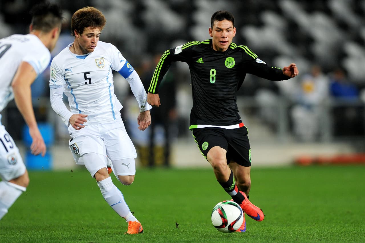 Se trata de una joyita celeste que comenzó a despuntar en el Mundial Sub20 de Nueva Zelanda 2015. Aquí se le ve presionando a Hirving Lozano.