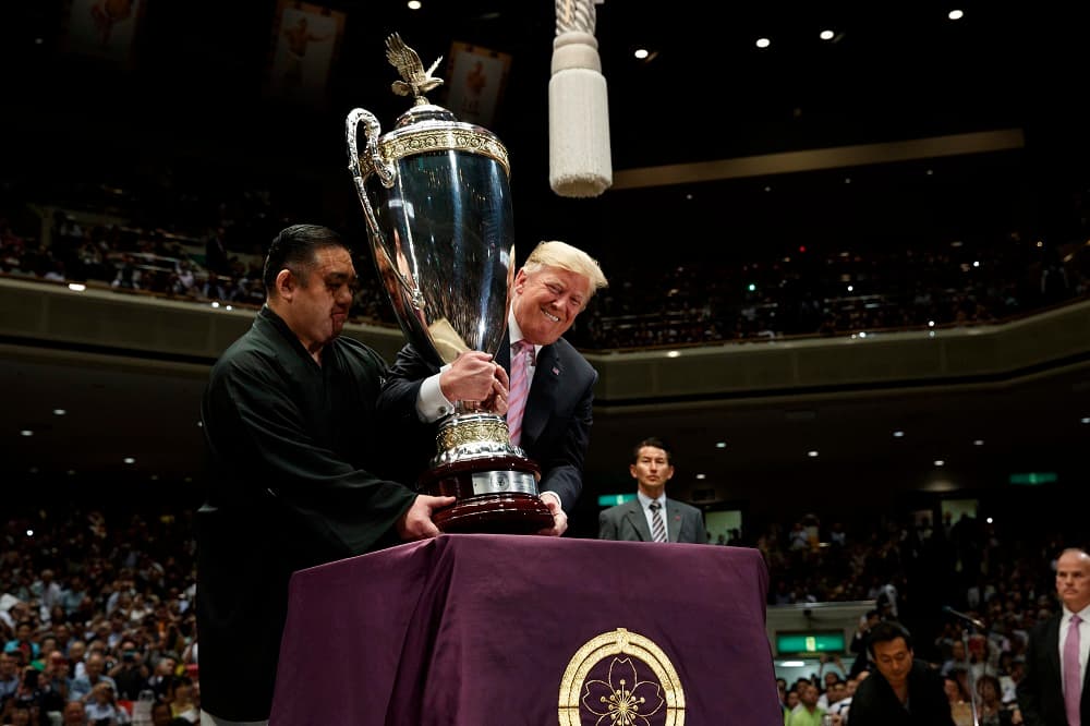 El presidente Trump está de visita de estado en Japón y este domingo acudió a la jornada final del torneo de sumo de mayo en Tokio, donde entregó una copa al ganador, un luchador de 25 años hasta ahora casi desconocido en ese deporte.
