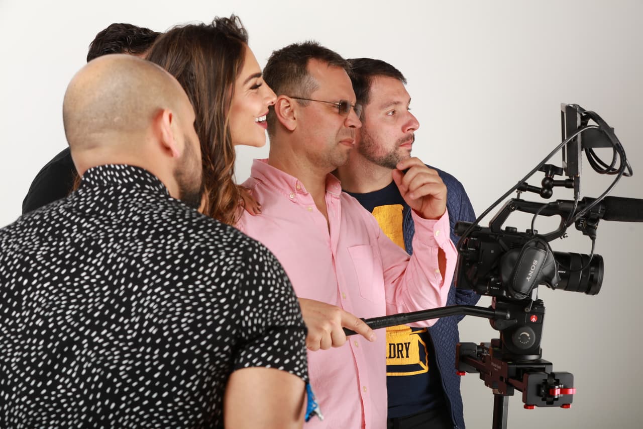 <b><a href="http://www.univision.com/shows/la-reina-de-la-cancion/las-mejores-fotos-de-los-looks-de-alejandra-espinoza-en-la-reina-de-la-cancion-fotos" target="_blank">Alejandra </a></b>llegó con 
<b><a href="http://www.univision.com/shows/la-reina-de-la-cancion/lo-sentimos-alejandra-matteo-y-su-papi-son-dos-gotas-de-agua-fotos" target="_blank">Matteo</a></b> a su primera sesión de fotos desde que vive en Los Ángeles y busca abrirse camino en la actuación. Desde lo natural hasta lo glamoroso, Alejandra jugó con varios estilos para abarcar todo tipo de personajes y llamar la atención de los productores. 
<b><a href="http://www.univision.com/shows/la-reina-de-la-cancion/capitulo-4-alejandra-la-de-tijuana-en-la-los-americanos-la-prefieren-al-natural-para-ellos-mas-es-menos-video" target="_blank">MIRA EL VIDEO</a></b>.