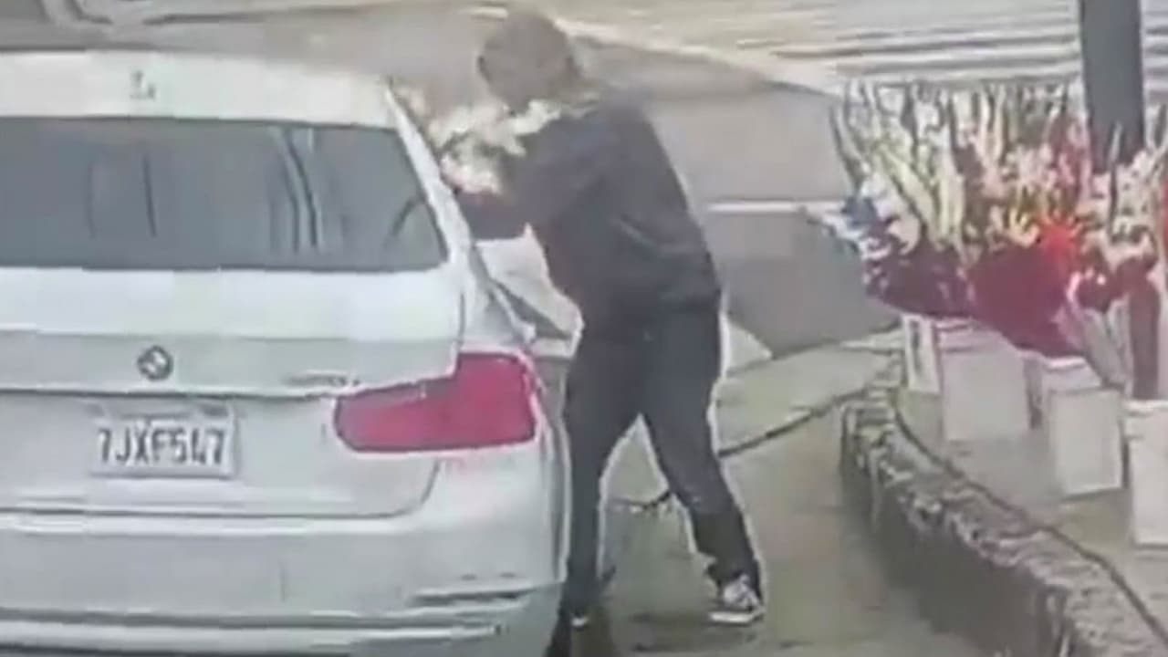 "Si no me hago a un lado, me atropella": conductor roba a vendedor de flores a plena luz del día