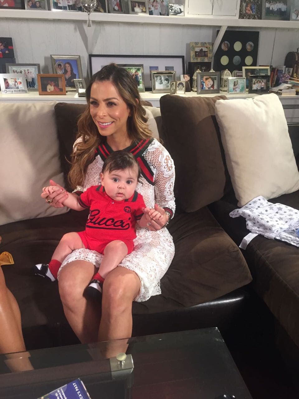 Y tiene a su bebé muy consentido.