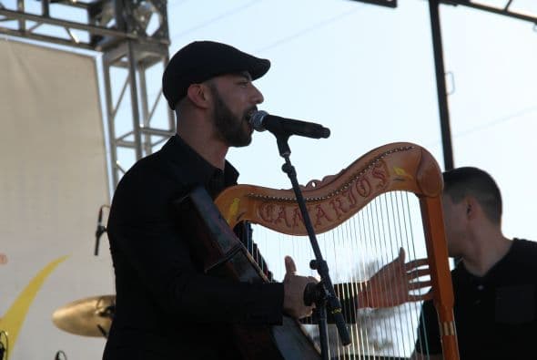 “ Los Canarios de Michoacán” pusieron a bailar a cientos de Arizoneneses en los Latin Grammy Street Parties en Phoenix, quienes no pudieron resistirse al carismático grupo de música regional mexicana, su sonido único del arpa y a sus conocidos sencillos. 