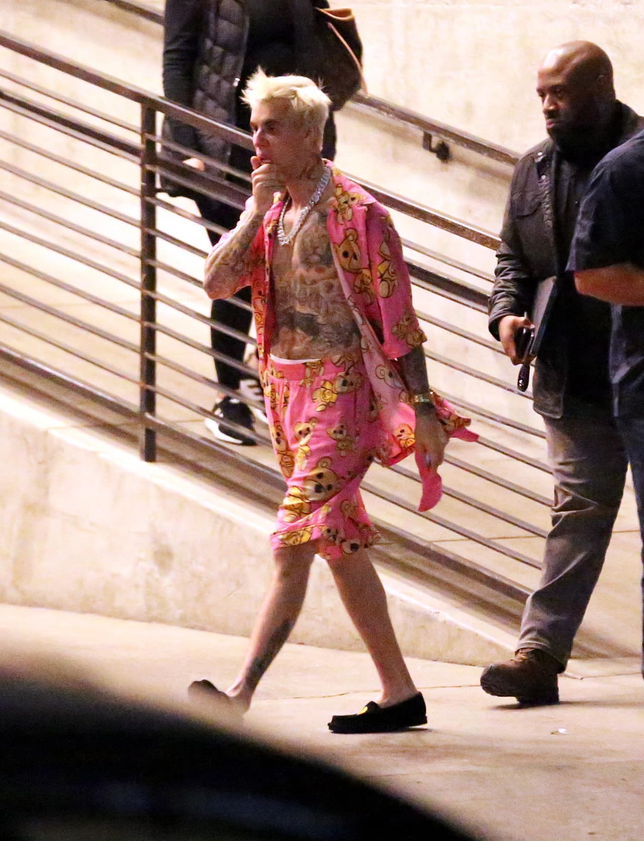 El intérprete de 'Sorry' fue captado por paparazzi este martes 17 de diciembre, a su salida de los Milk Studios, en Hollywood. Las fotos lo muestran
<b><a href="https://www.univision.com/entretenimiento/despeinado-y-sin-su-esposa-justin-bieber-sale-de-la-iglesia-a-la-que-asistia-con-selena-gomez-fotos"> abrumado: entre el llanto y la exasperación</a></b>.