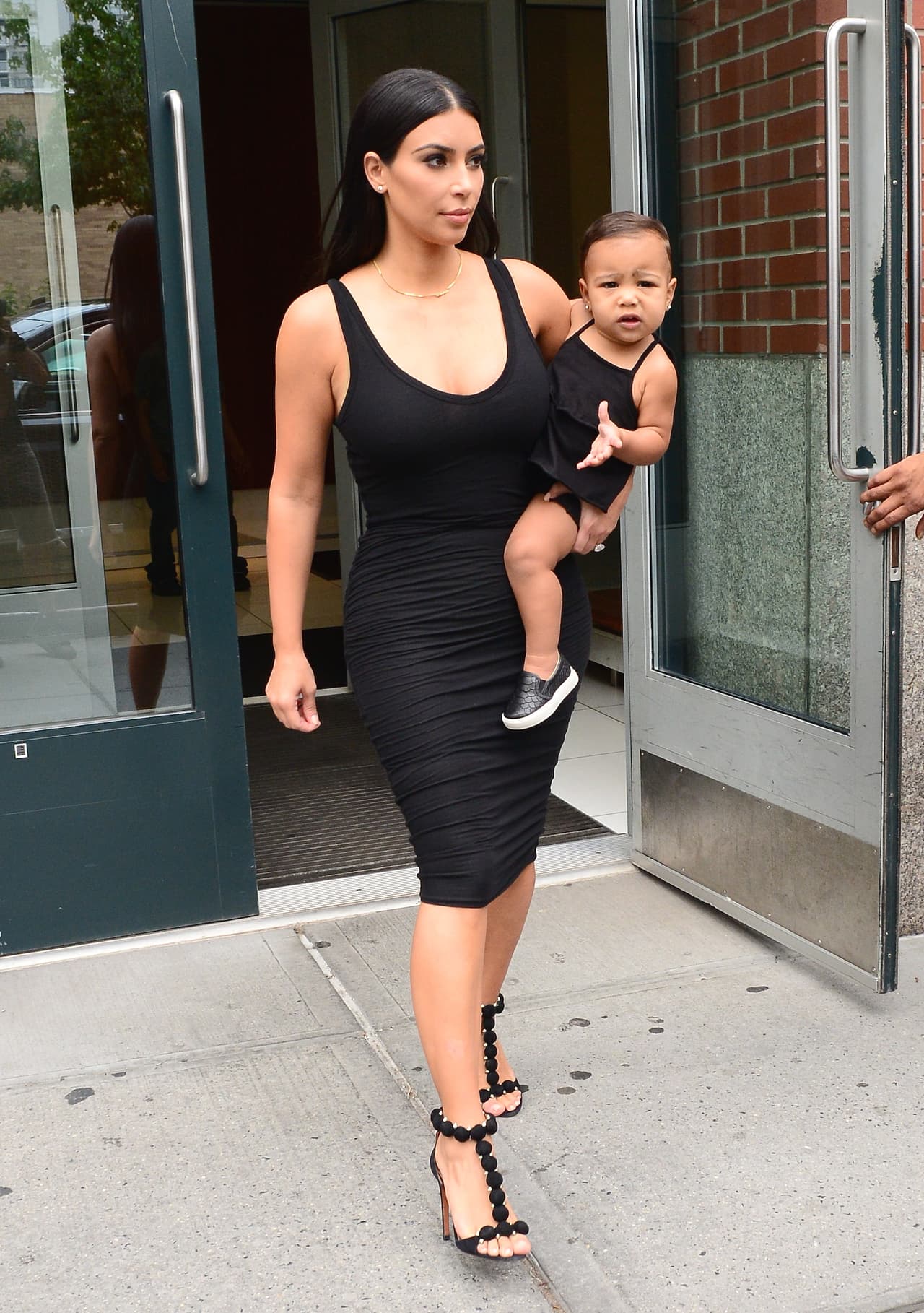 Este contrato se hizo a través de una agencia, a la que debieron pagarle un depósito de $68,850.