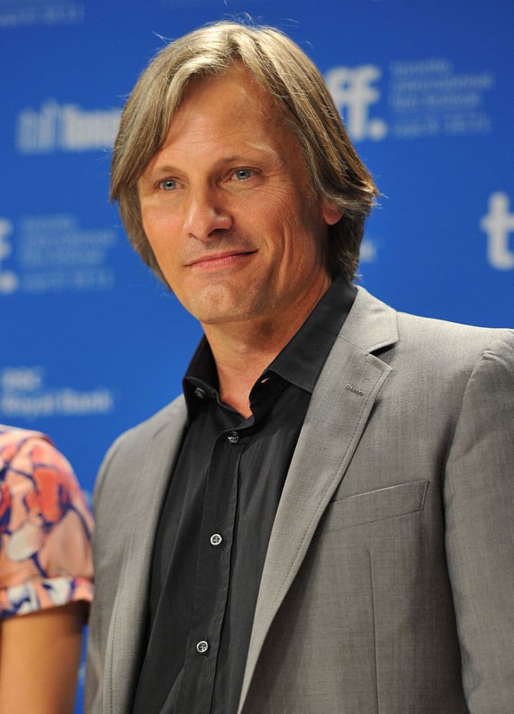 <b>Viggo Mortensen</b>
<br>El actor, mejor conocido como Aragorn en 
<i>El señor de los anillos</i>, nació en Nueva York y vivió unos años en Argentina, por lo que creció hablando inglés y español. Además, su papá es de Dinamarca, gracias a lo cual aprendió danés. También habla francés, un poco de italiano y árabe.