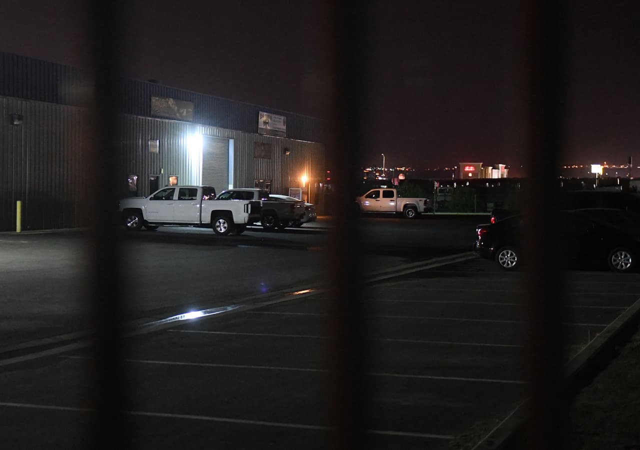 Un sospechoso es buscado por la Policía de Bakersfield por el tiroteo en el Valley Plaza Mall que dejó tres heridos