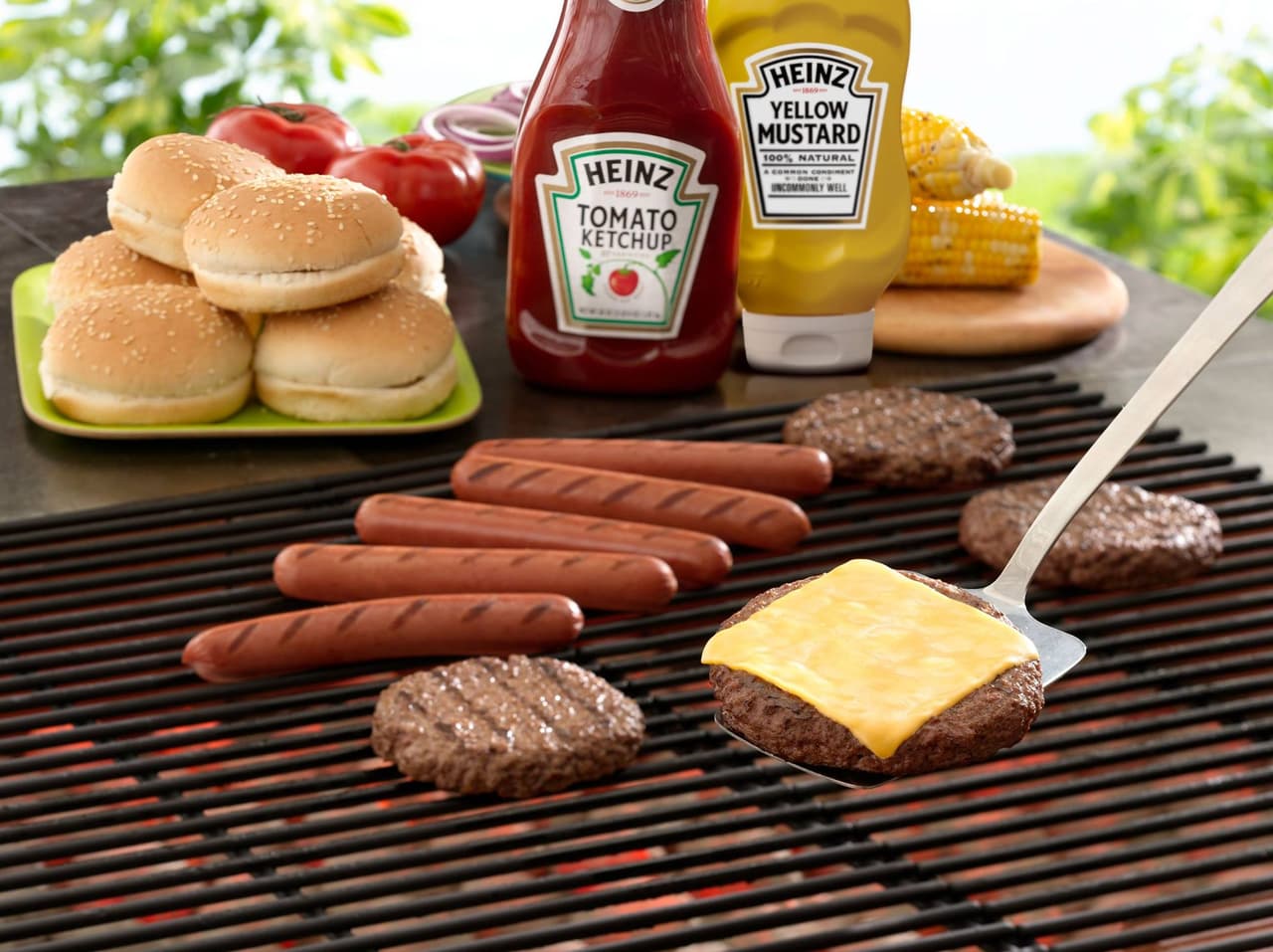 <b><a href="https://www.heinz.com/products/00013000006057-heinz-tomato-ketchup-32-oz-bottle/?gclid=CjwKCAjw3POhBhBQEiwAqTCuBq3YHe4a9Dj1mL7lGMgR3gL41MpY1Tor5kDOrFNOpPAkScCVXGCtFBoCaTcQAvD_BwE">Heinz</a></b>. Durante casi 150 años, Heinz ha sido prácticamente sinónimo de ketchup en Estados Unidos y, en el proceso, ha dejado su huella en la identidad de Pittsburgh. 
<b><a href="https://www.heinz.com/who-we-are/">Henry J. Heinz fundó la empresa en Sharpsburg, Pensilvania, en 1869, utilizando el eslogan ahora famoso de "57 Variedades"</a></b>. Heinz comenzó fabricando más de 60 productos; en realidad, no había 57 variedades de salsa de tomate, pero la salsa ketchup era uno de los 60 productos.