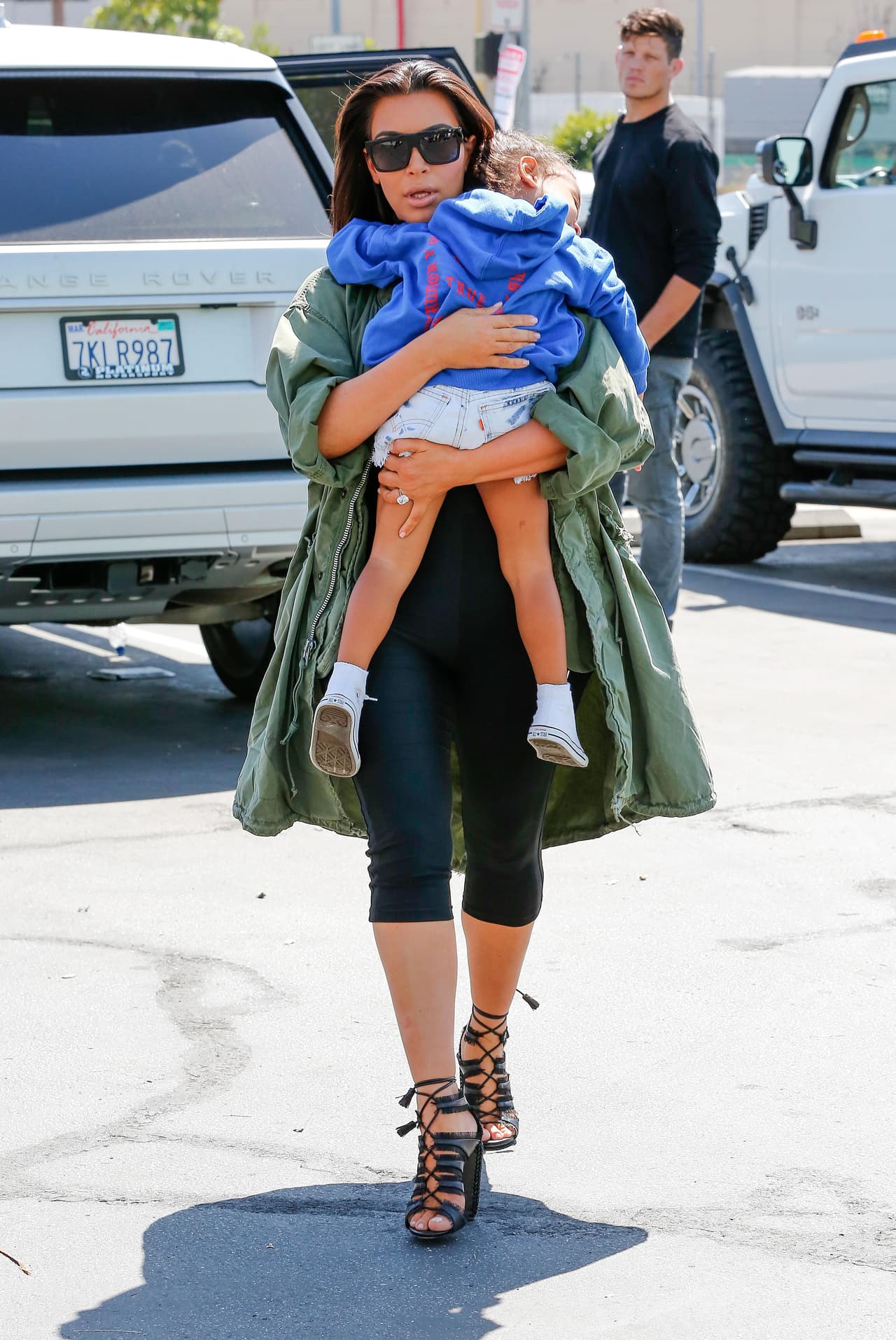 Con todo y sus zapatillas, Kim tuvo que cargar a su nena.