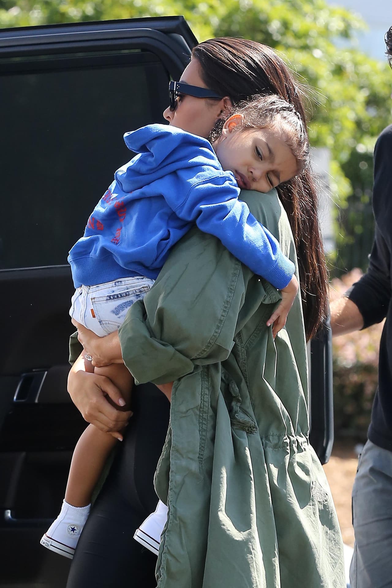 North se recostó en el hombro de su mami.