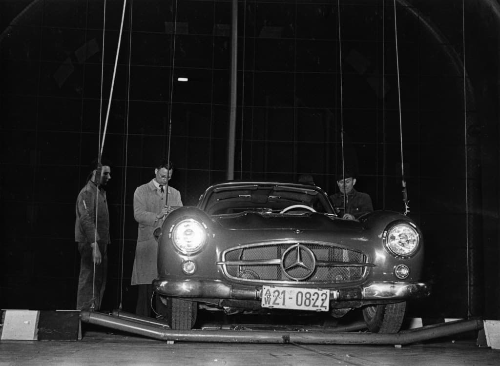 <b>Mercedes-Benz 300 SL</b>
<br>El famoso ‘alas de gaviota’ es también uno de los primeros superdeportivos y el primer auto con motor a gasolina con inyección directa de combustible. Actualmente son valiosos ejemplares de colección con precios precio que oscilan el millón de dólares.